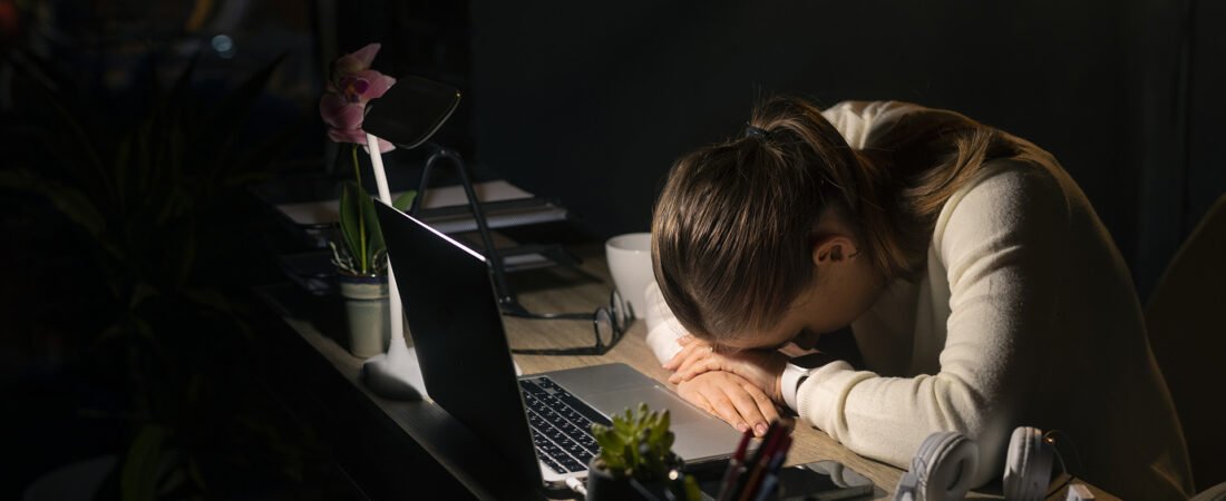 Como Parar de Procrastinar: 7 Maneiras de Sair do Celular e Fazer o que Precisa