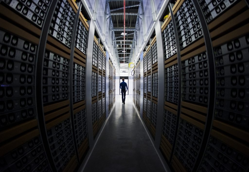 Data center de inteligência artificial representando o crescimento da demanda global por energia